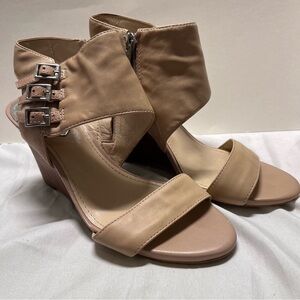 EUC Vince Camuto Lyssia Open Toe Wedge Sandals Women’s size 37 USA 7 Tan